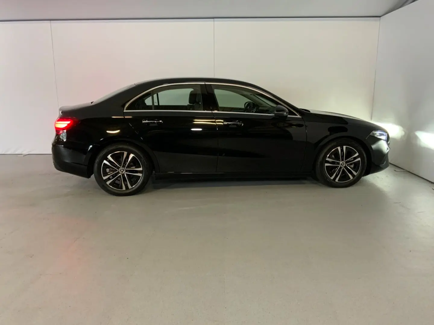 MERCEDES BENZ A180 Prog Limo LED MBUX LEASING