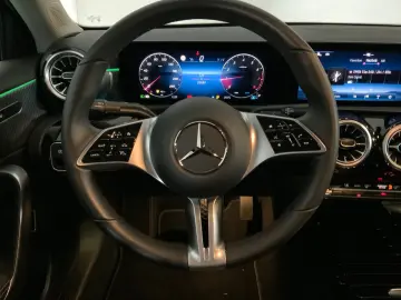 MERCEDES BENZ A180 Prog Limo LED MBUX LEASING