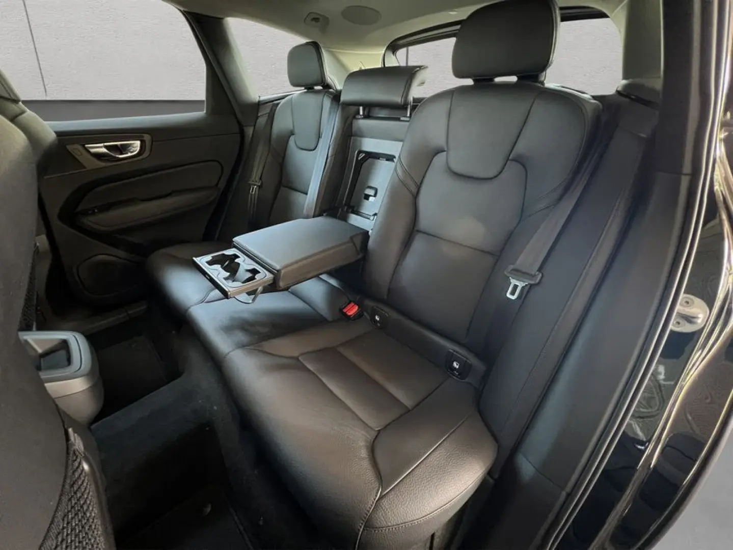 XC60 B4 AWD Momentum-Pro Aut Vollleder Standheiz