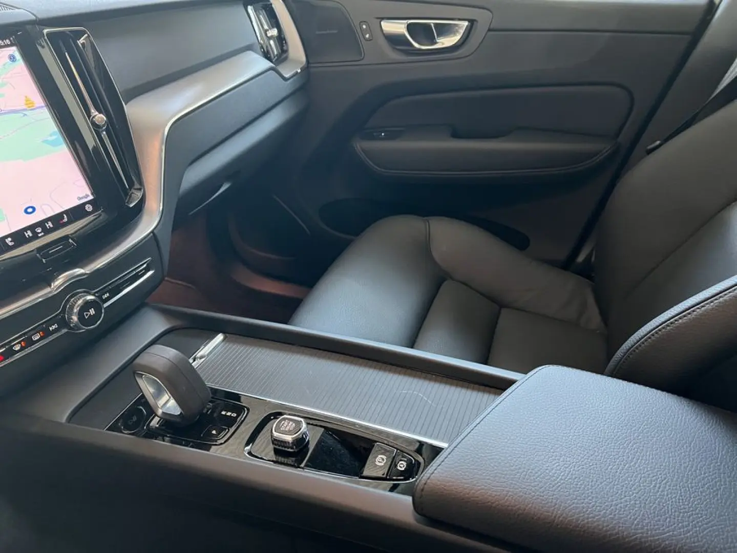 XC60 B4 AWD Momentum-Pro Aut Vollleder Standheiz