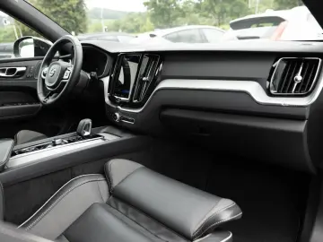XC60 B4 R-Design AWD NAVI FACEL. LED AHK PANO