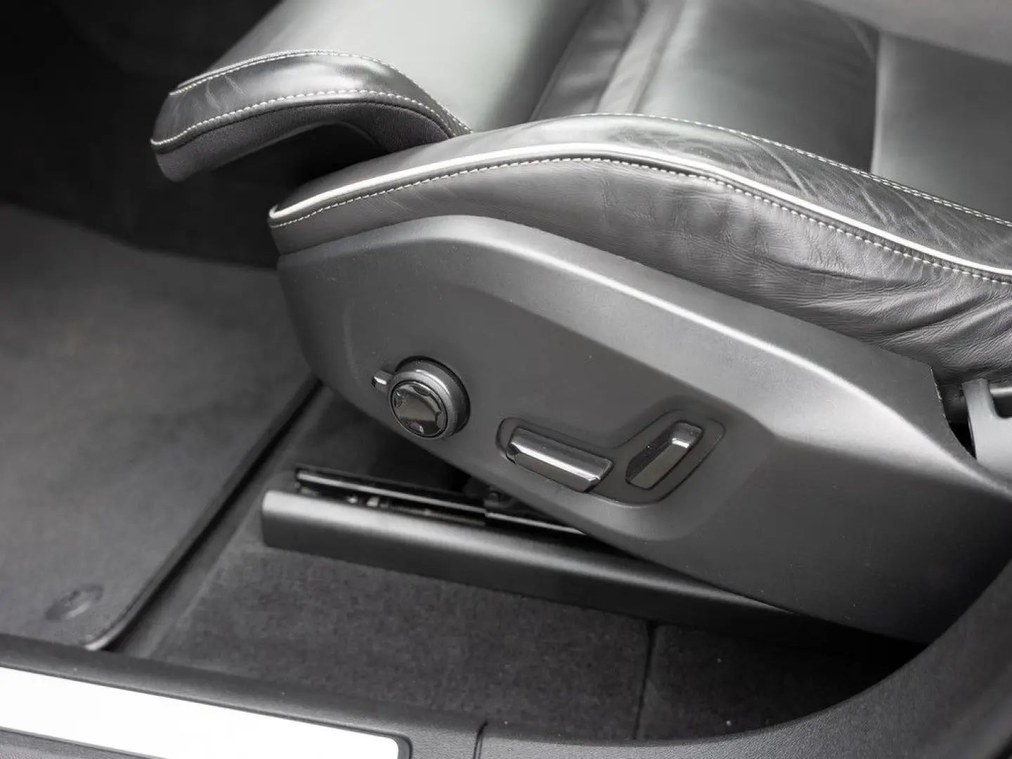 XC60 B4 R-Design AWD NAVI FACEL. LED AHK PANO