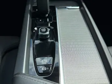 XC60 PLUS DARK AWD +PANO+STANDHZG+LED+AHK+1.HD
