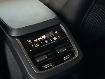 XC90 T8 RecharePlusBright|PlugInHybrid|AHK|7Sitz