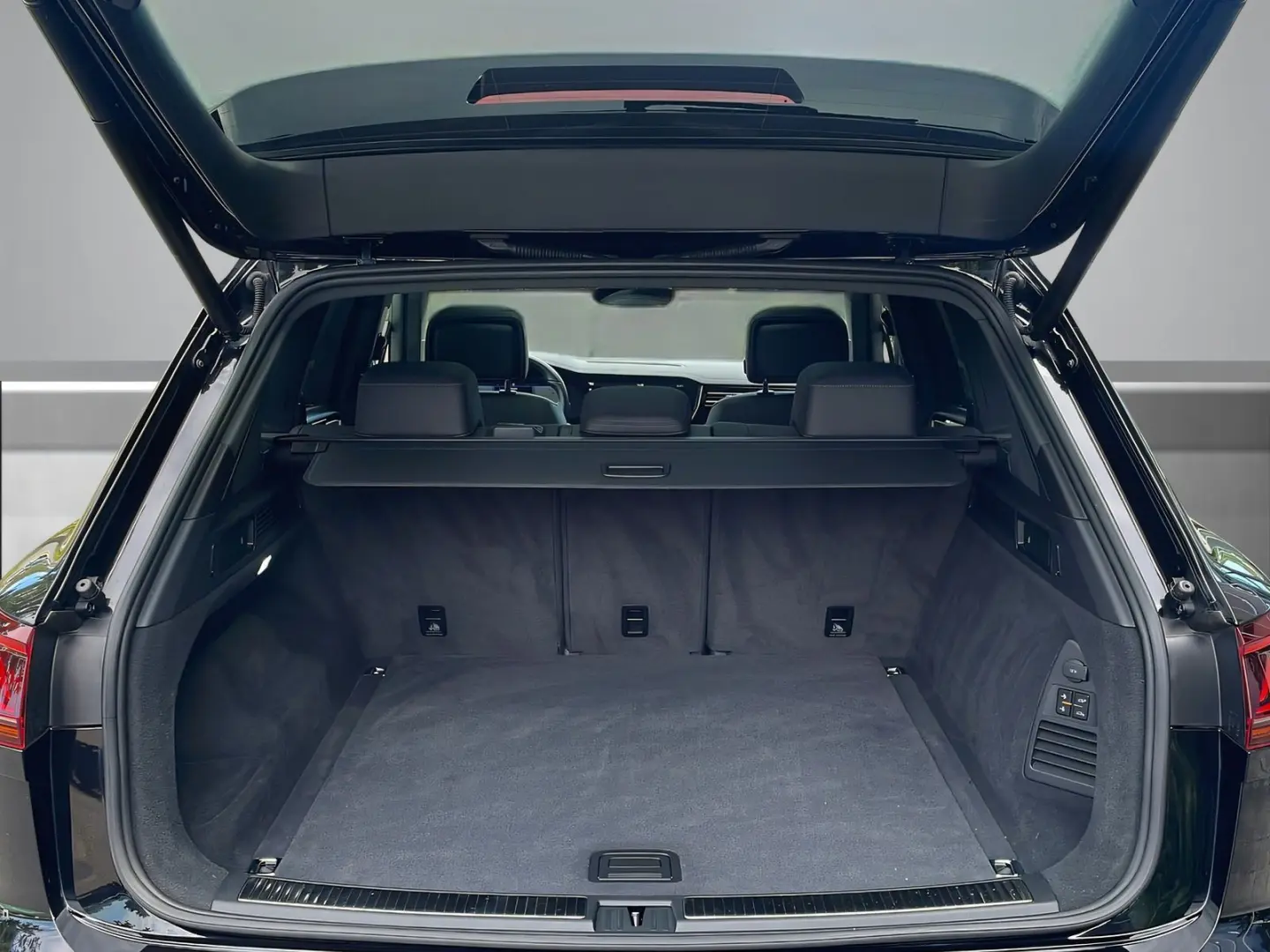 VOLKSWAGEN Touareg R-Line 3.0TDI +PANO+ACC+LEASING