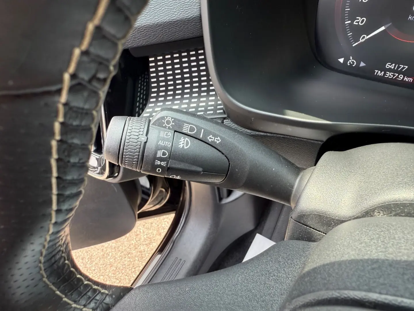 XC40 R Design Rechar Plug-In~H&K~Kam~ACC~DAB~AHK