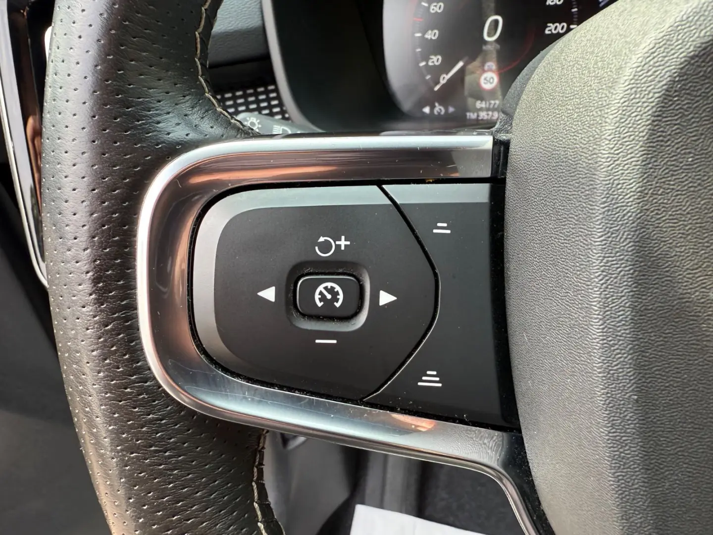XC40 R Design Rechar Plug-In~H&K~Kam~ACC~DAB~AHK