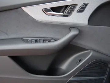 Audi Q8 55 TFSI quattro S-Line 2025