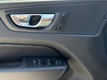 XC60 T8 Plus Dark Plug-In Hyb.AWD/AHK/Pano/21Zo