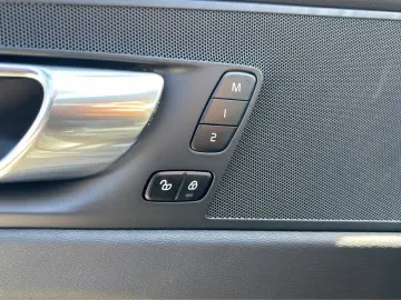 XC60 T8 Plus Dark Plug-In Hyb.AWD/AHK/Pano/21Zo