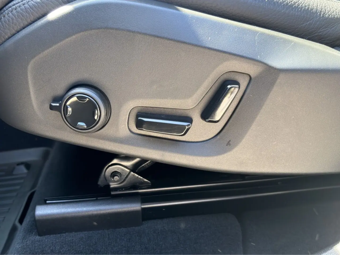 XC60 T8 Plus Dark Plug-In Hyb.AWD/AHK/Pano/21Zo