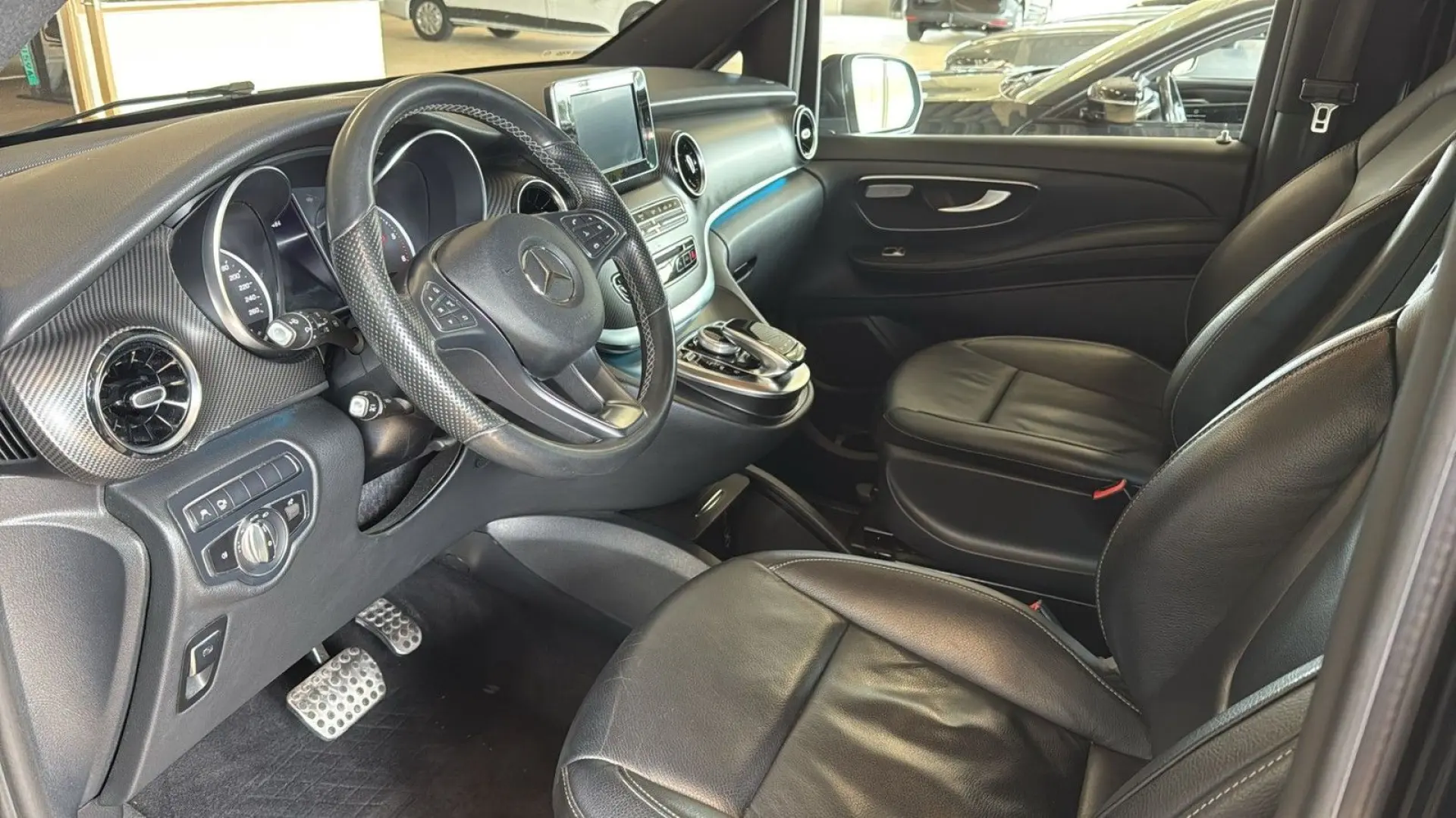V 250 d AVANTGARDE lang AHK