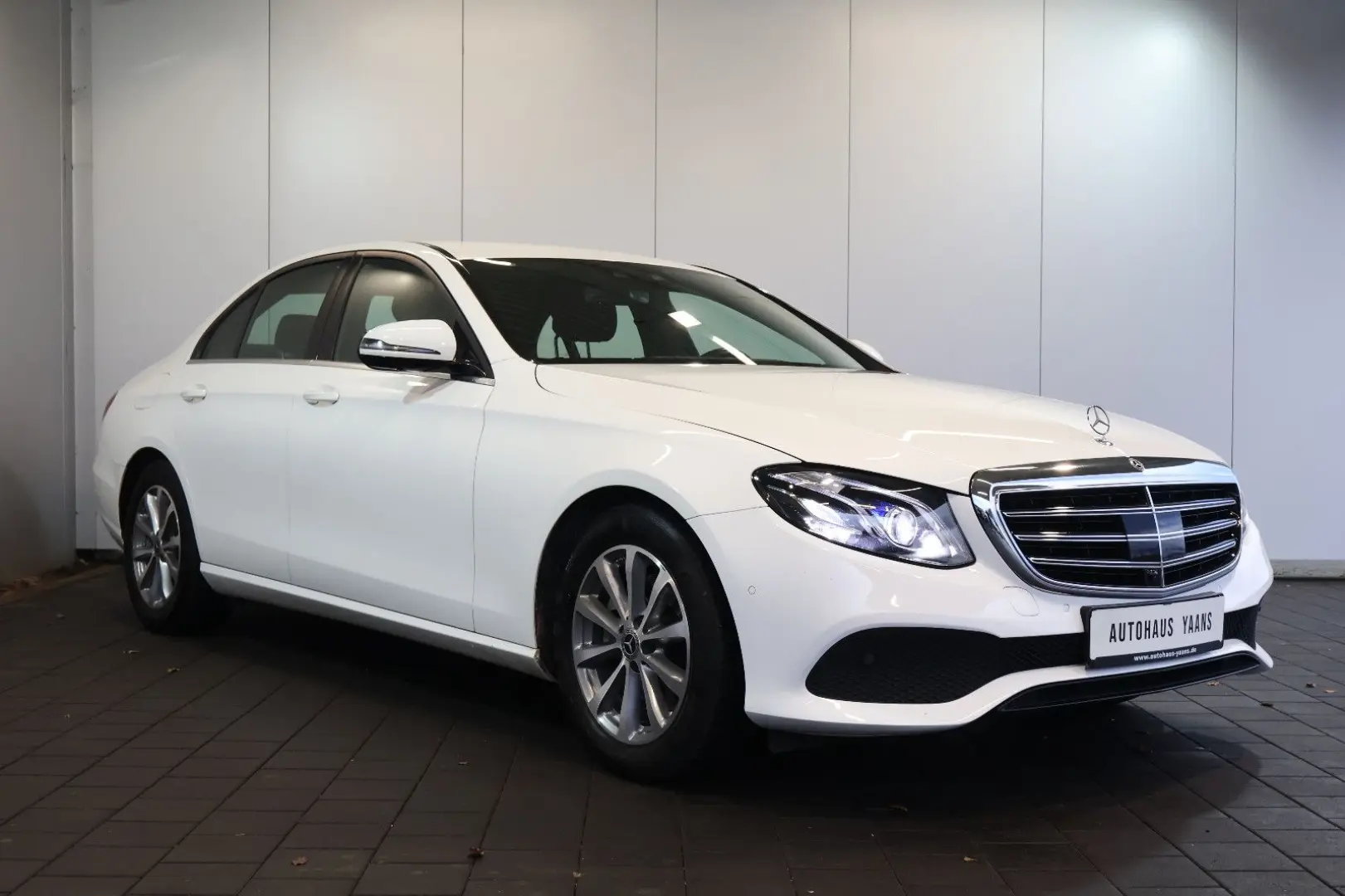 E 200 WIDE+DISTRONIC+360°+LED+AHK+NAVI+17