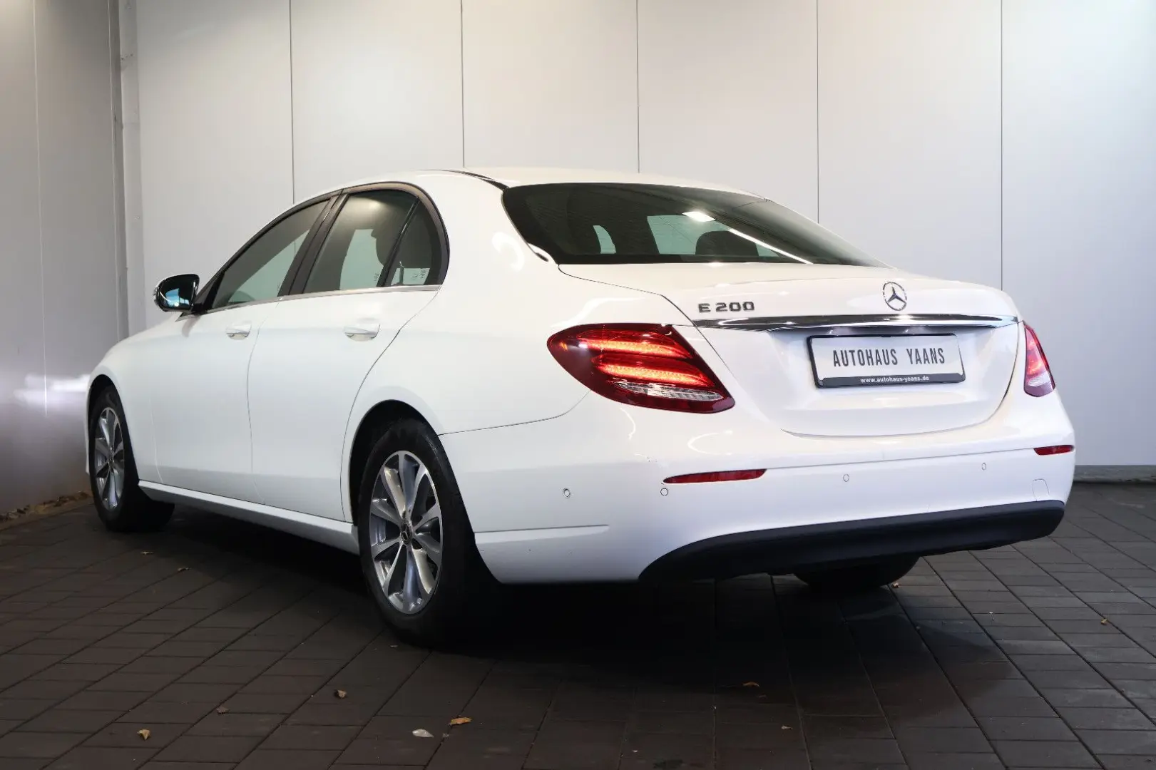 E 200 WIDE+DISTRONIC+360°+LED+AHK+NAVI+17