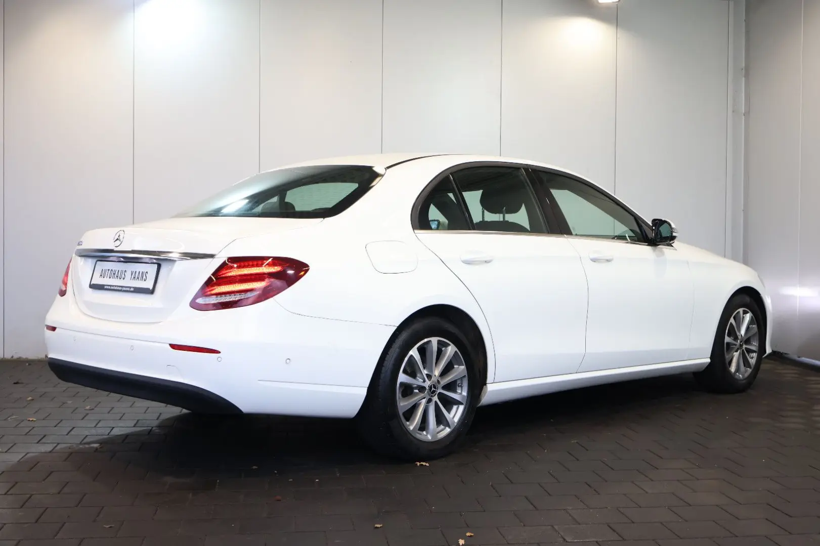 E 200 WIDE+DISTRONIC+360°+LED+AHK+NAVI+17