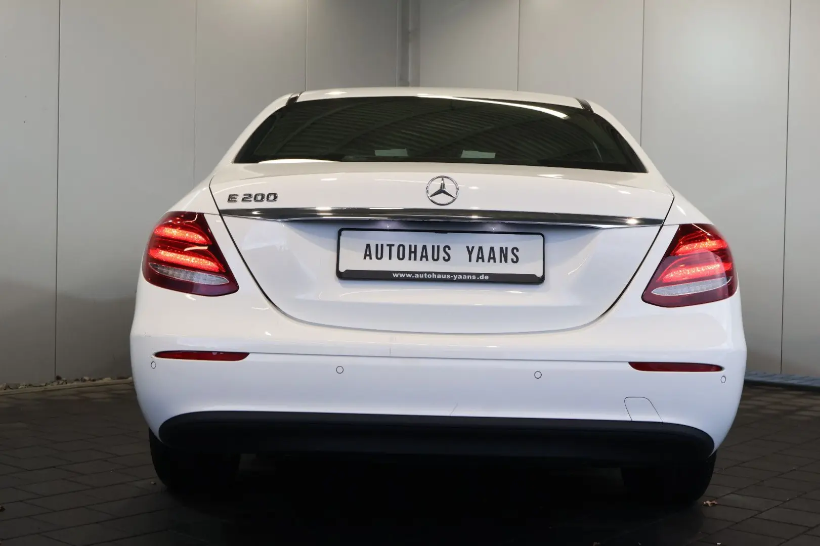 E 200 WIDE+DISTRONIC+360°+LED+AHK+NAVI+17
