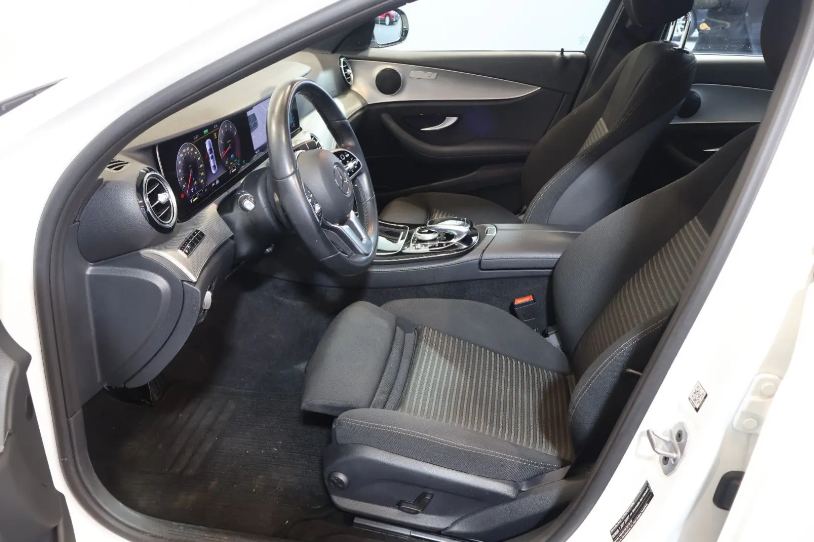 E 200 WIDE+DISTRONIC+360°+LED+AHK+NAVI+17
