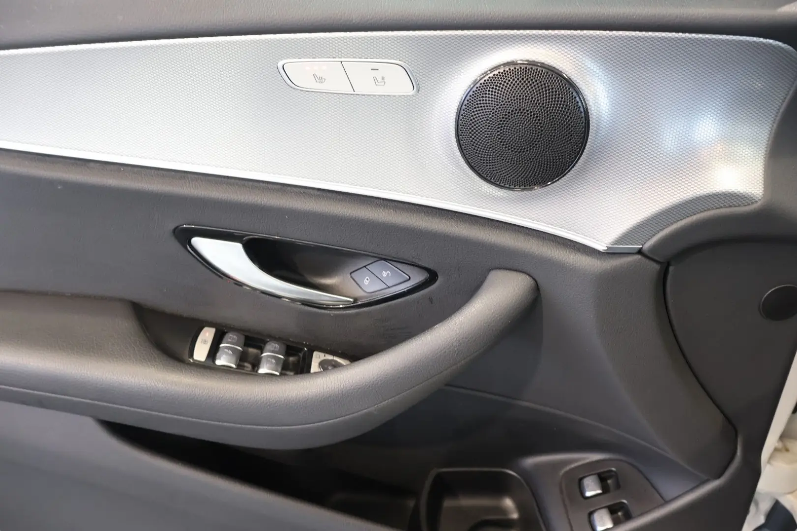 E 200 WIDE+DISTRONIC+360°+LED+AHK+NAVI+17