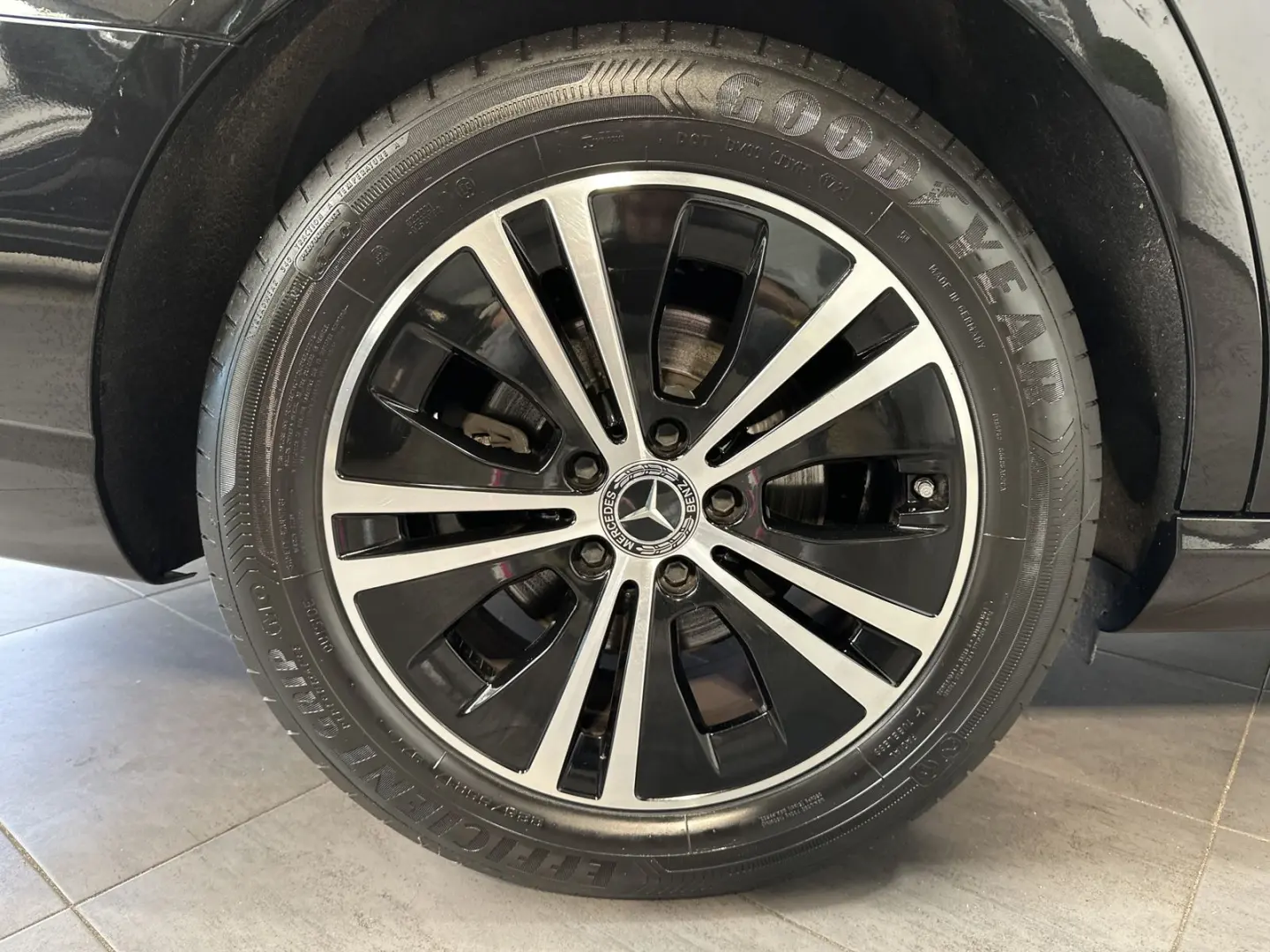 MERCEDES BENZ E220d Avantgarde NAV+WIDESCREEN+LEASING