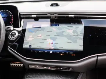 Mercedes-Benz E 200 AMG/Superscreen/LED/Pano