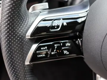 Mercedes-Benz E 200 AMG/Superscreen/LED/Pano