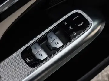 Mercedes-Benz E 200 AMG/Superscreen/LED/Pano