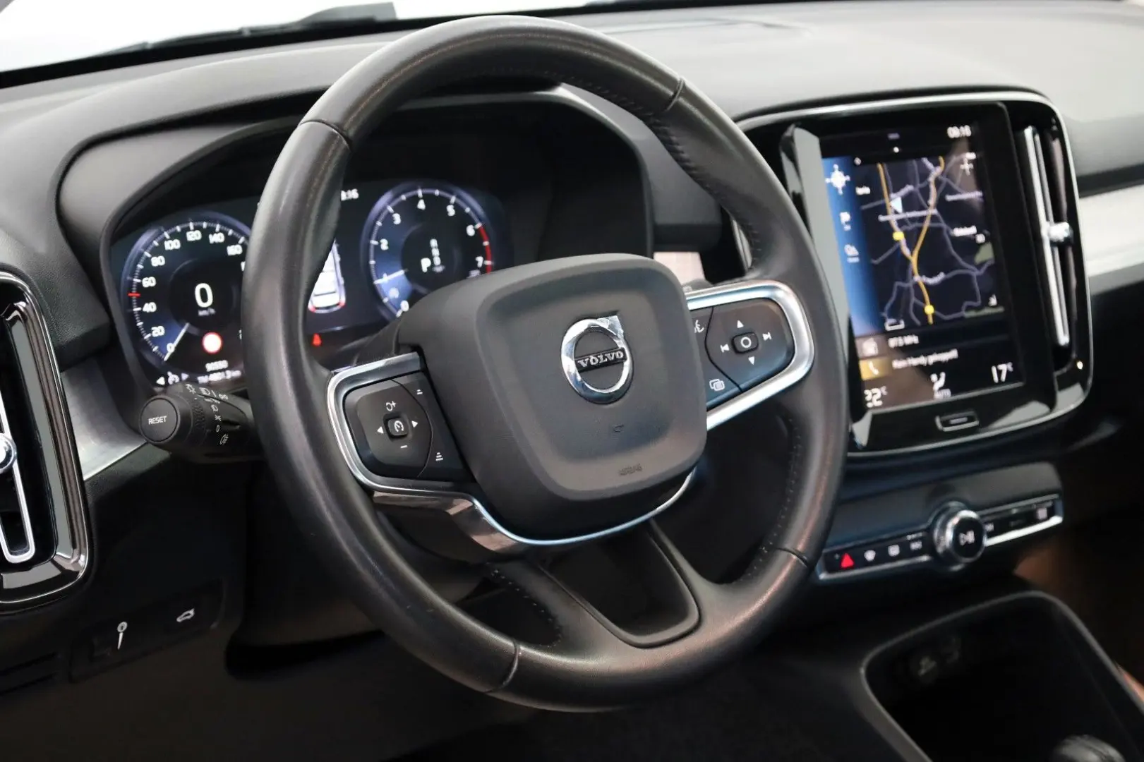XC40 T3 Momentum Pro, Navi, LED, DAB, PDC