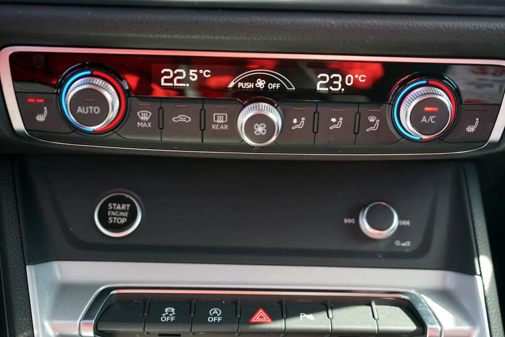 Q3 40 TFSI qu. advanced 18Z  VC APP LED Navi