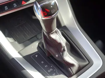 Q3 40 TFSI qu. advanced 18Z  VC APP LED Navi