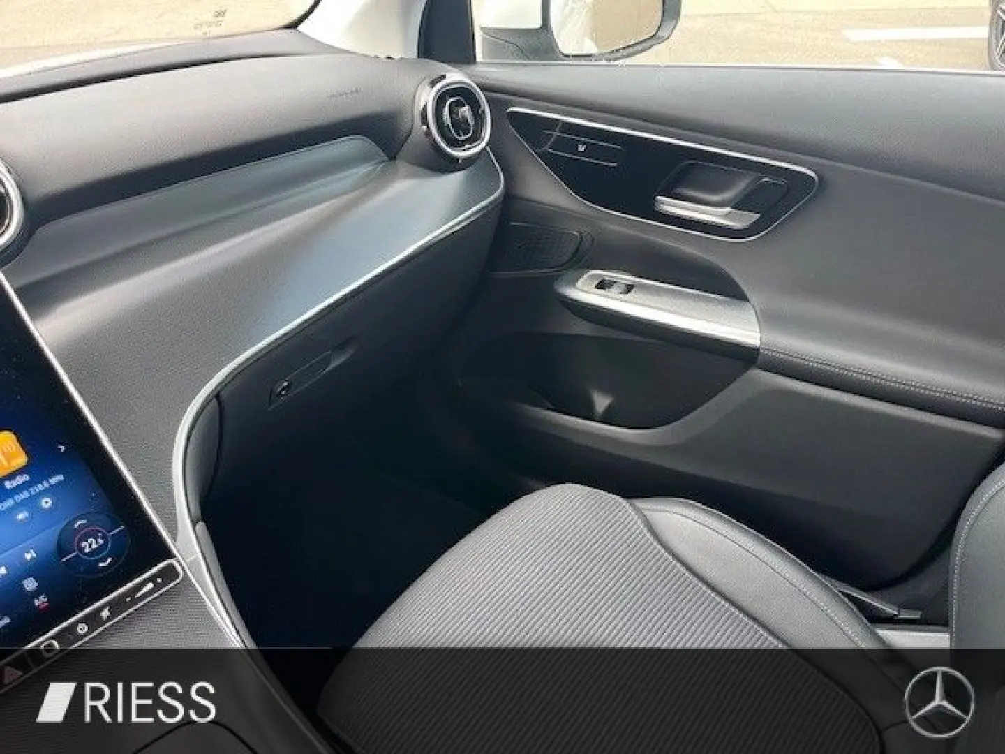 GLC 200 4M Avantgarde Navi LED AHK MBUX Kamera 1