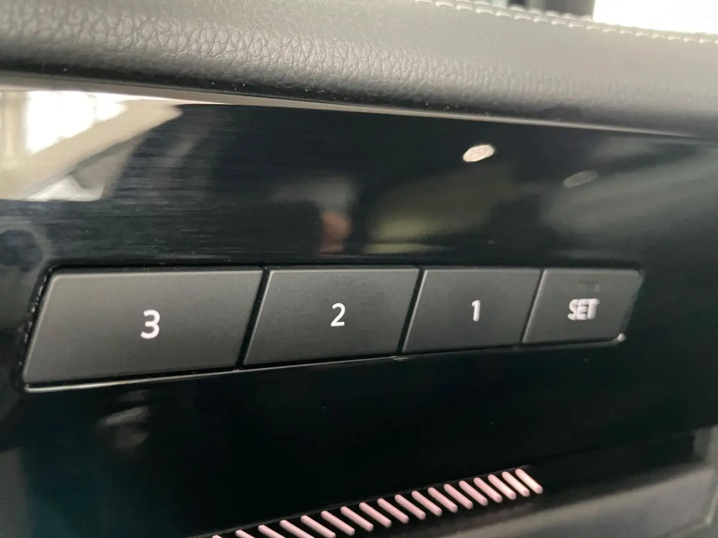 Touareg R-Line 3,0 TDI Nav*Pano*StHzg*Niveau*Dyn