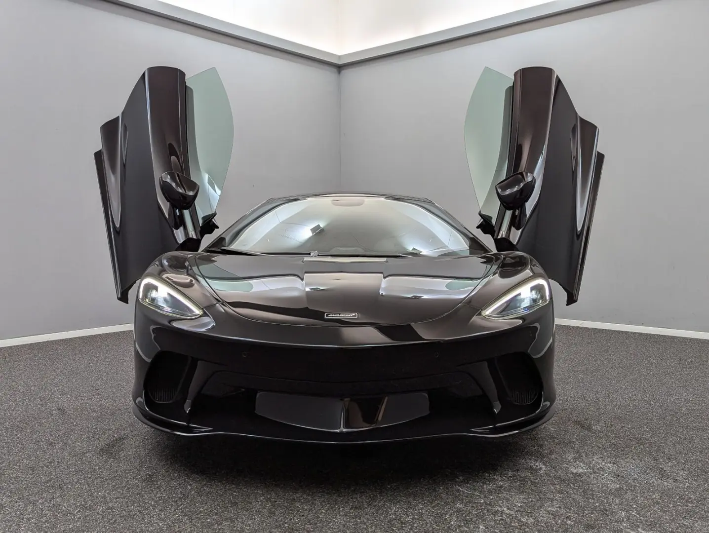 GT*MY2023*BLACK/BLACK*CARBON*FULL OPTIONS*B&W