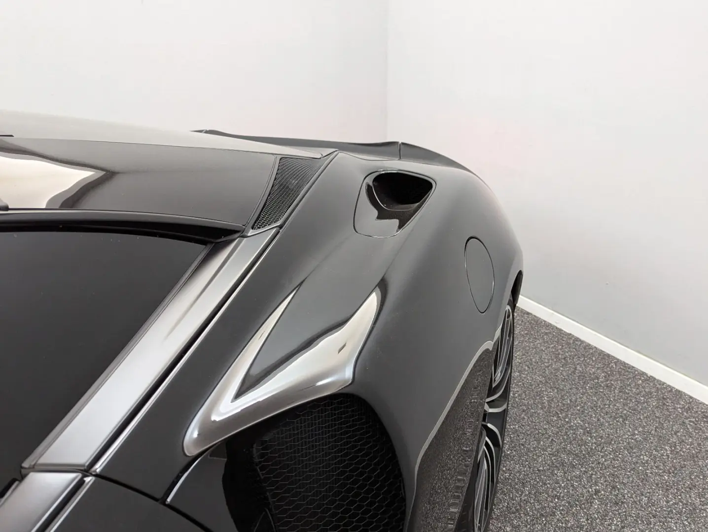GT*MY2023*BLACK/BLACK*CARBON*FULL OPTIONS*B&W