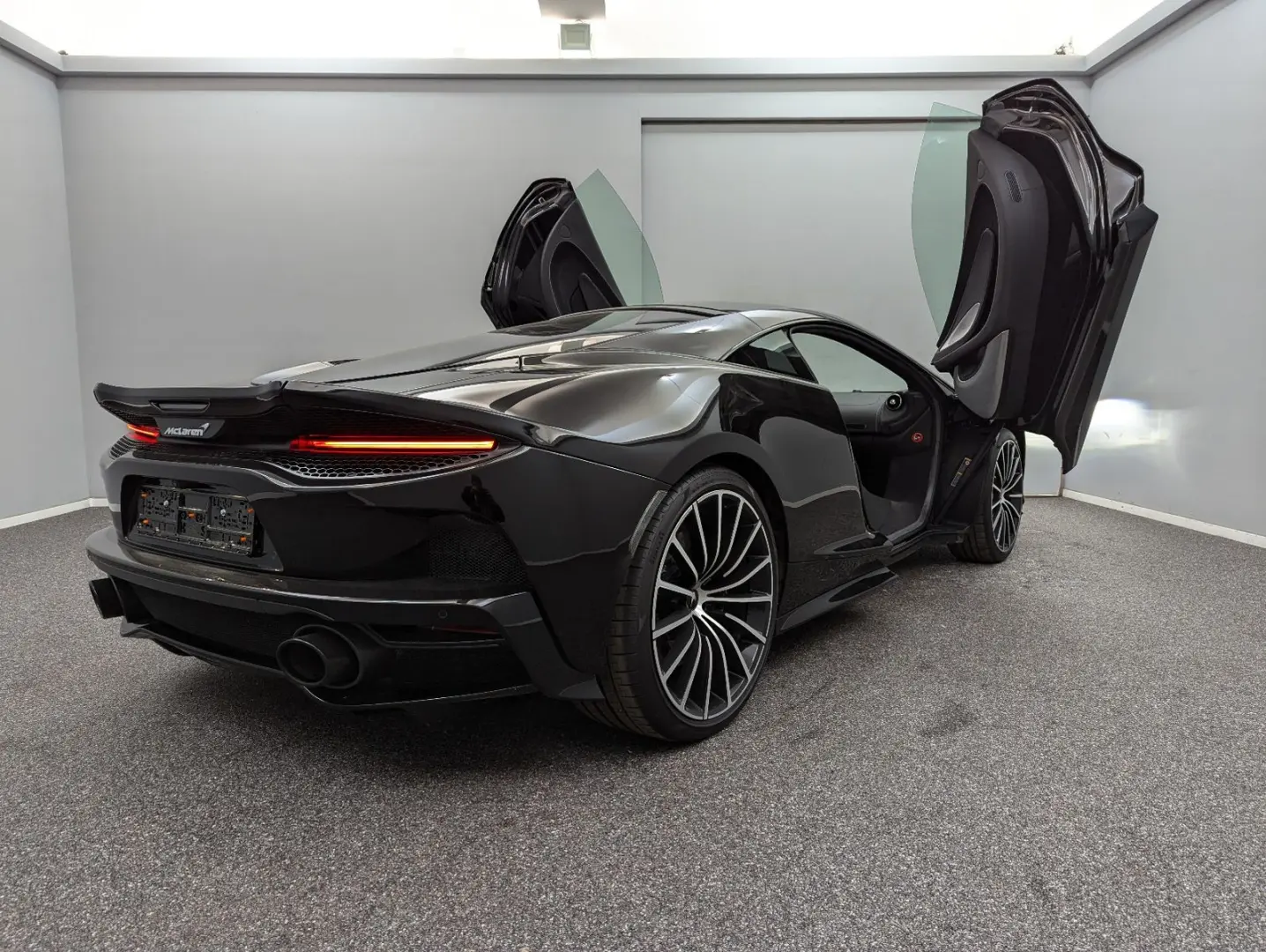 GT*MY2023*BLACK/BLACK*CARBON*FULL OPTIONS*B&W