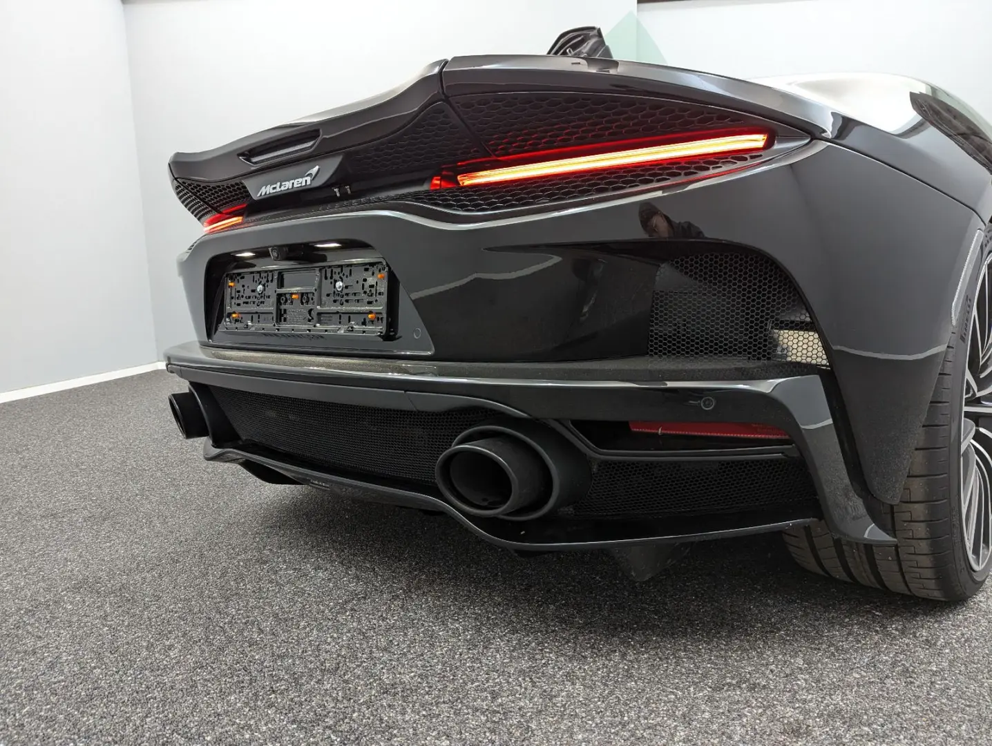 GT*MY2023*BLACK/BLACK*CARBON*FULL OPTIONS*B&W