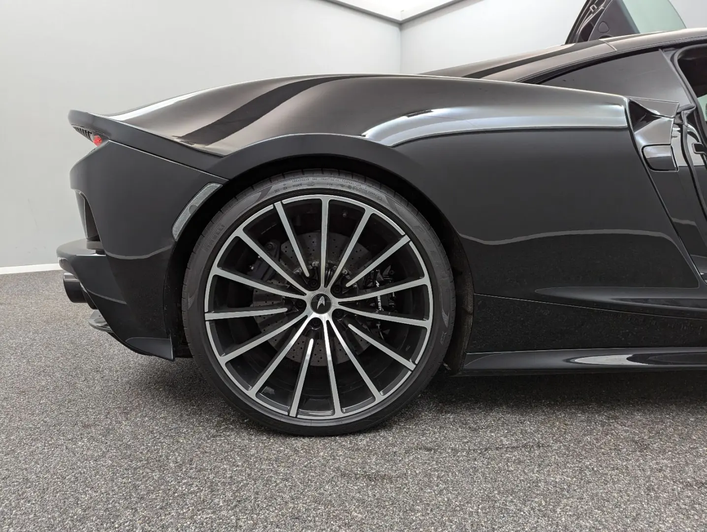 GT*MY2023*BLACK/BLACK*CARBON*FULL OPTIONS*B&W