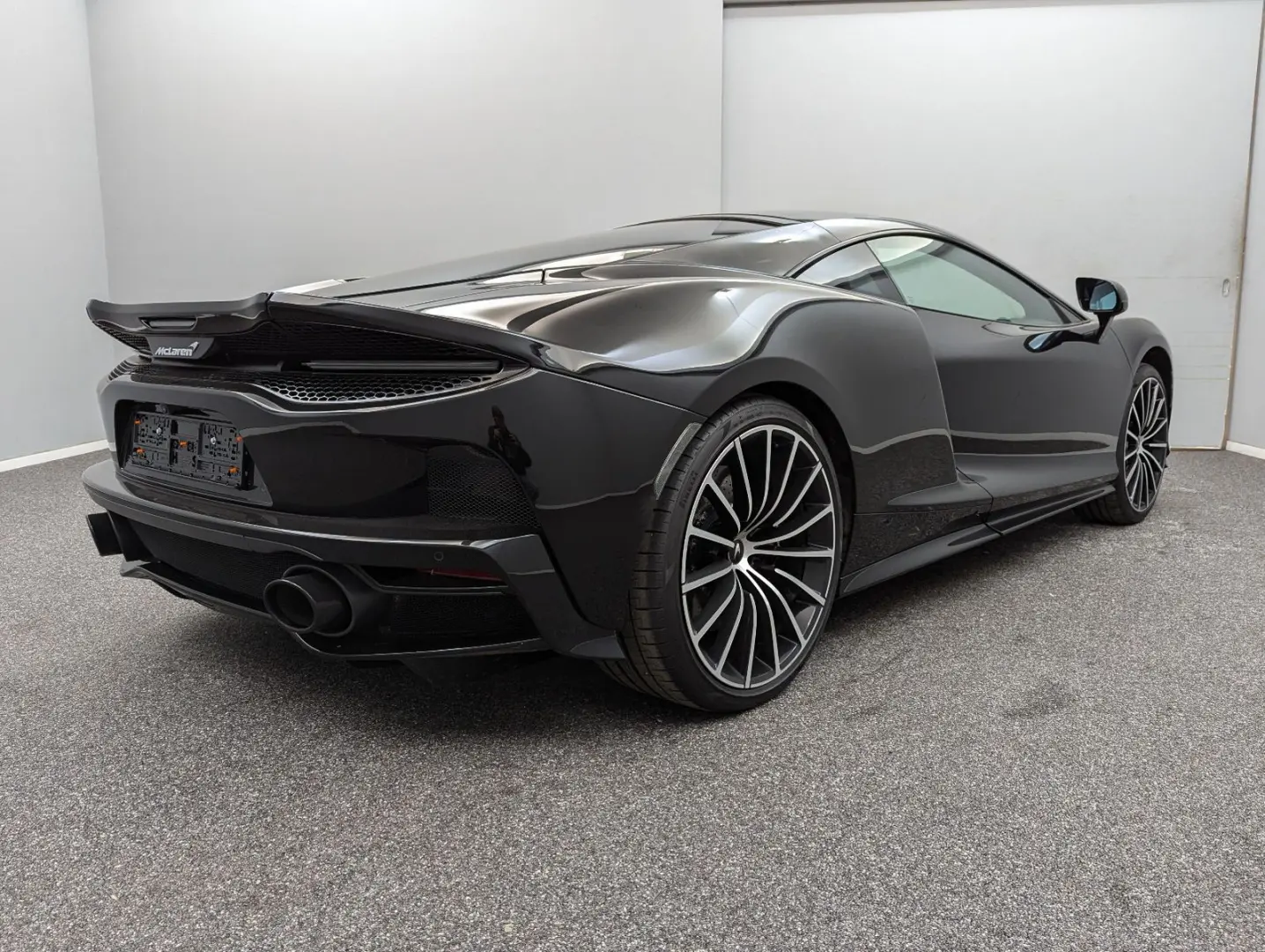 GT*MY2023*BLACK/BLACK*CARBON*FULL OPTIONS*B&W