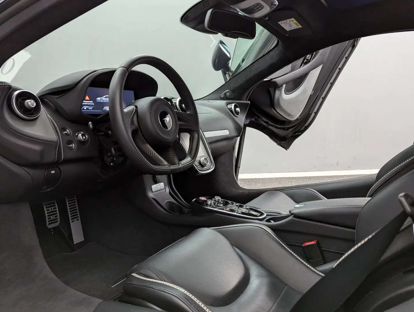GT*MY2023*BLACK/BLACK*CARBON*FULL OPTIONS*B&W