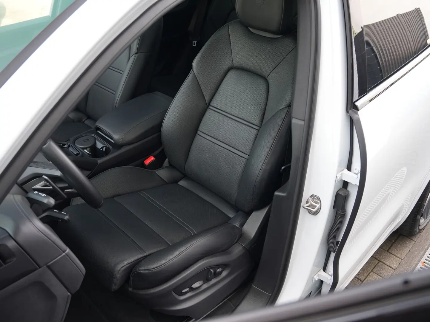E-Hybrid Coupé SPORTDESIGN-ACC-LUFTF-PANO-BOSE