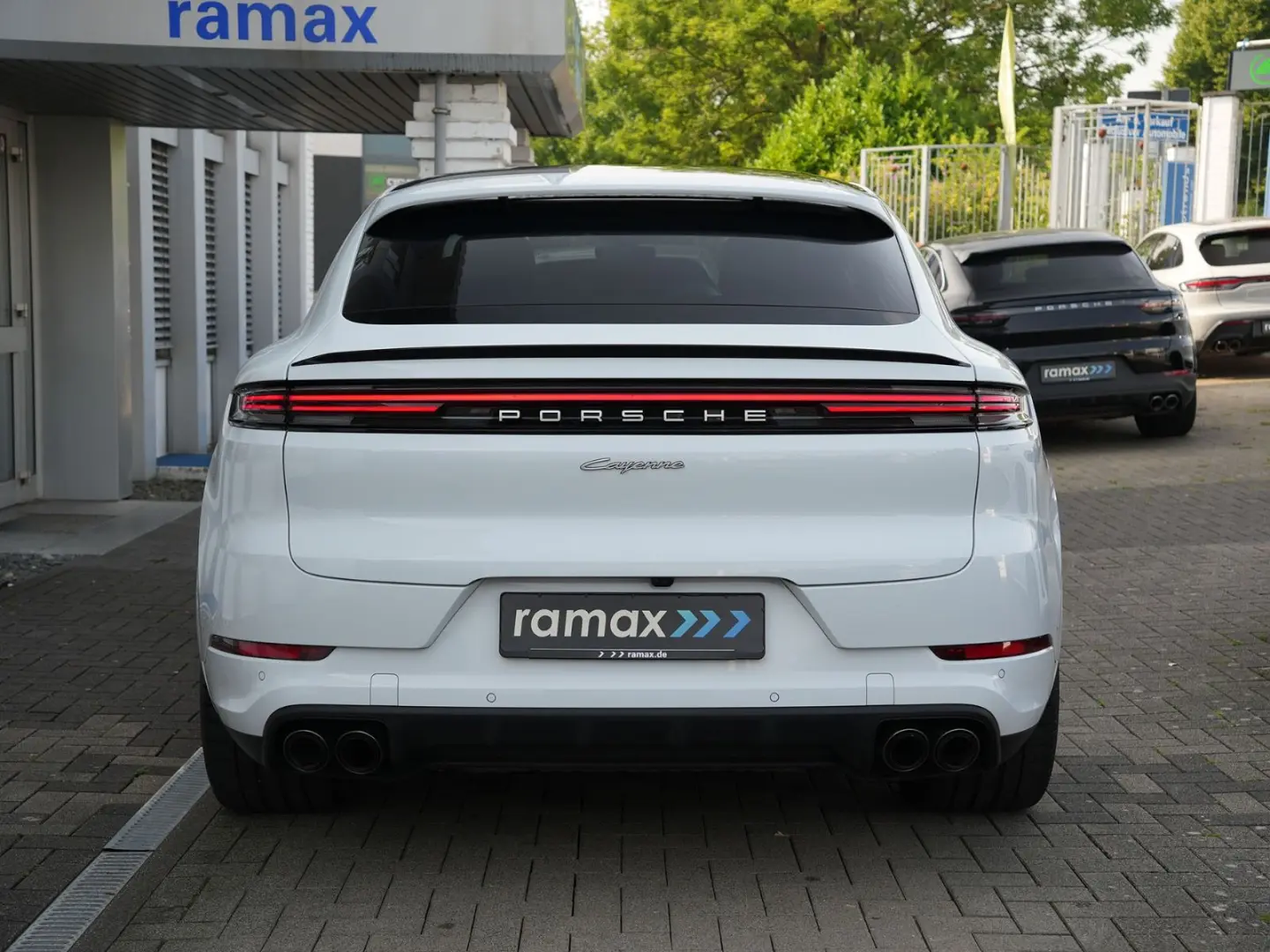 E-Hybrid Coupé SPORTDESIGN-ACC-LUFTF-PANO-BOSE