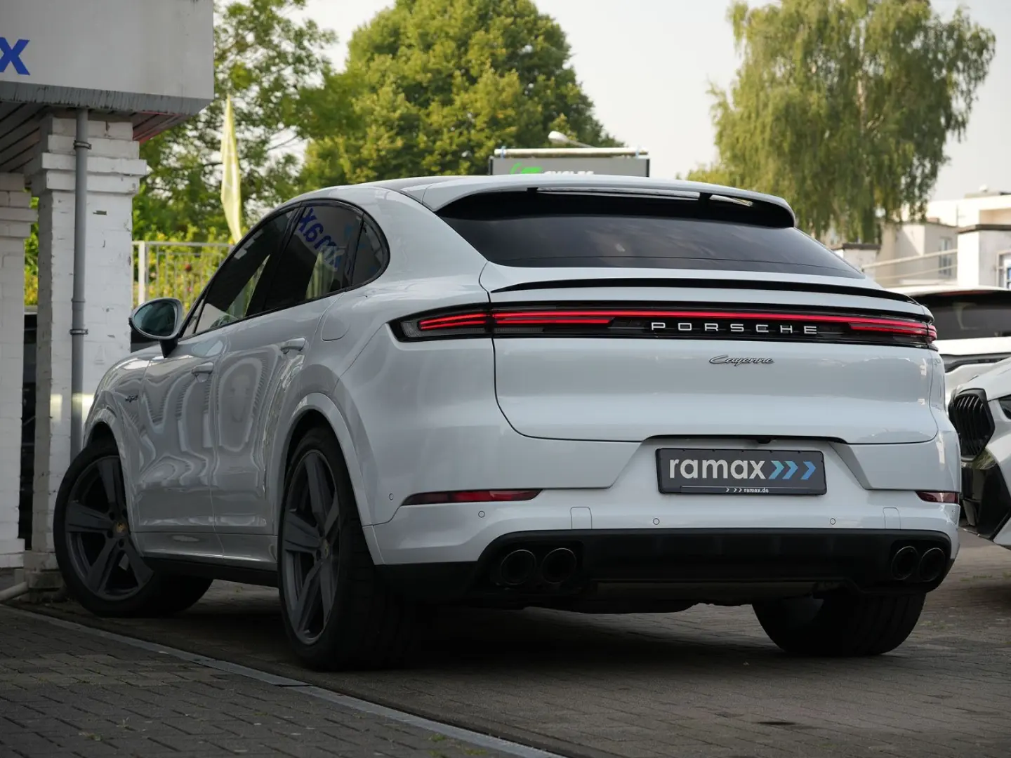 E-Hybrid Coupé SPORTDESIGN-ACC-LUFTF-PANO-BOSE