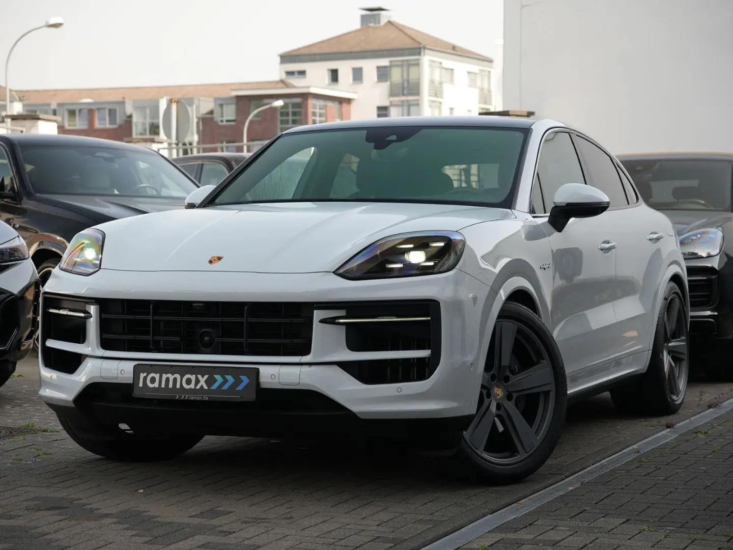 E-Hybrid Coupé SPORTDESIGN-ACC-LUFTF-PANO-BOSE