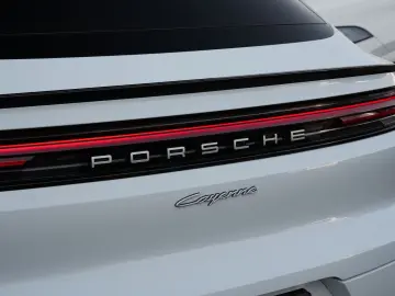 E-Hybrid Coupé SPORTDESIGN-ACC-LUFTF-PANO-BOSE