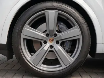 E-Hybrid Coupé SPORTDESIGN-ACC-LUFTF-PANO-BOSE