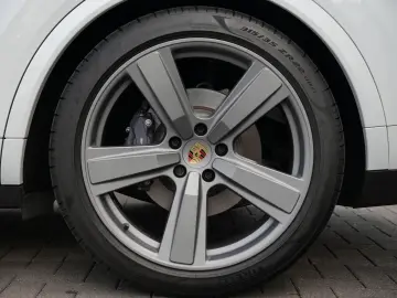 E-Hybrid Coupé SPORTDESIGN-ACC-LUFTF-PANO-BOSE