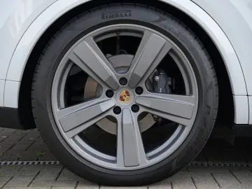 E-Hybrid Coupé SPORTDESIGN-ACC-LUFTF-PANO-BOSE