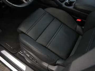 E-Hybrid Coupé SPORTDESIGN-ACC-LUFTF-PANO-BOSE