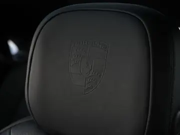 E-Hybrid Coupé SPORTDESIGN-ACC-LUFTF-PANO-BOSE