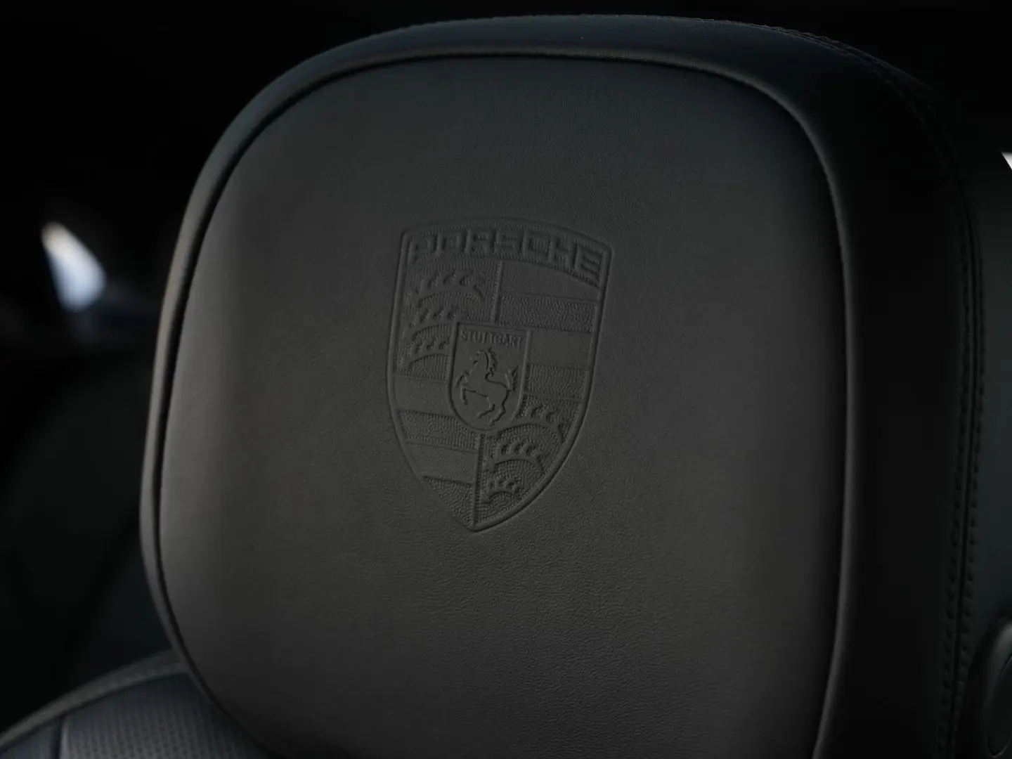 E-Hybrid Coupé SPORTDESIGN-ACC-LUFTF-PANO-BOSE