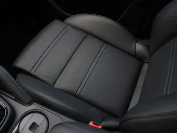E-Hybrid Coupé SPORTDESIGN-ACC-LUFTF-PANO-BOSE